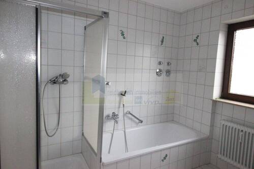Badezimmer mit Dusche und Badewanne - 