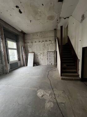 Wohnzimmer und Küche - IST - 6 Zimmer Etagenwohnung in Berlin