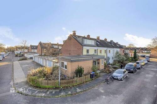 Ansicht mit Garage - 