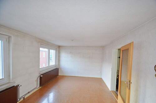 großzügiges Wohnzimmer - 4 Zimmer Reihenmittelhaus zum Kaufen in Ribnitz-Damgarten