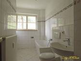 Bad mit Wanne und Fenster - 