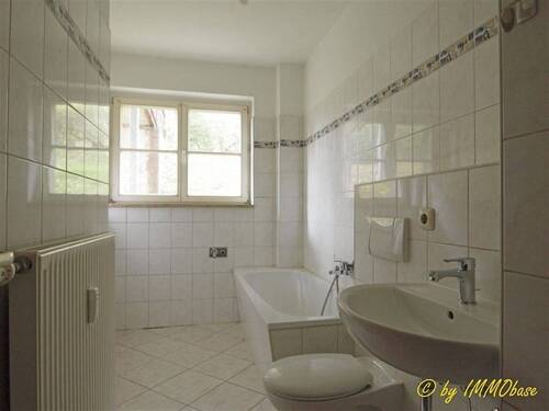Bad mit Wanne und Fenster - 