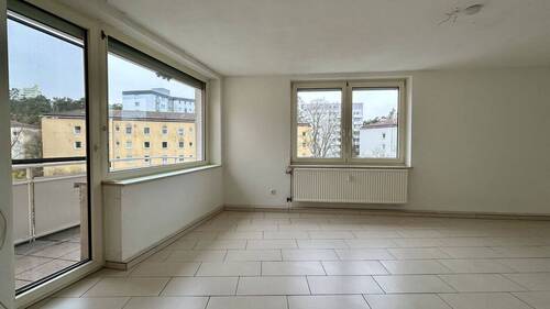 1 Wohnzimmer - 3 Zimmer Etagenwohnung zum Kaufen in Erlangen