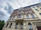 Hausansicht - Balkon, Einbauküche und Tageslichtbad mit Wanne