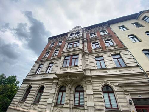Hausansicht - Balkon, Einbauküche und Tageslichtbad mit Wanne