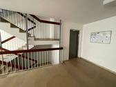 Treppenhaus mit Aufzug - 