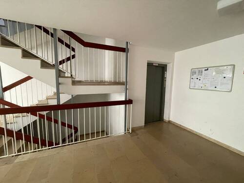 Treppenhaus mit Aufzug - 