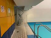 Schwimmbad mit Zugang zur Sauna - 