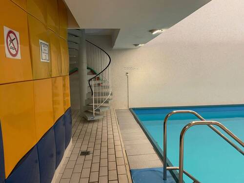 Schwimmbad mit Zugang zur Sauna - 