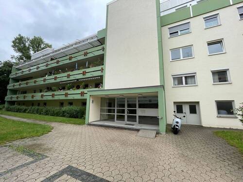 Westansicht mit Hauseingangsbereich - 2 Zimmer Terrassenwohnung zum Kaufen in Freising