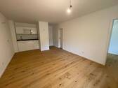Großes Wohnzimmer mit Küchenzeile - 2 Zimmer Terrassenwohnung in Freising