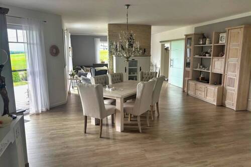 Wohn-/Essbereich mit Zugang zur Terrasse - 