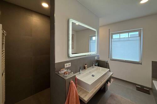 Geräumiges Badezimmer - 