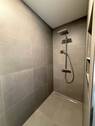mit großer, bodengleich gefliester Regendusche - 
