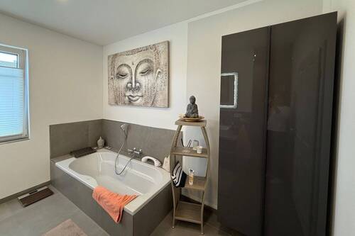 und Badewanne - 