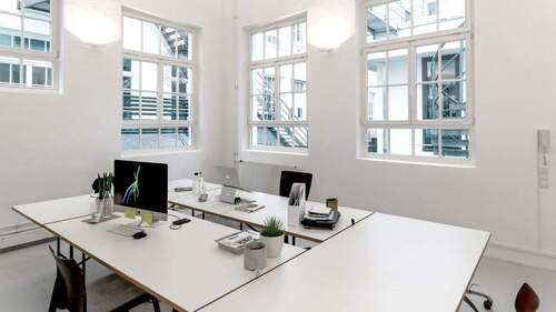 Ein heller Schreibtischplatz - Heller Schreibtischplatz im Industrie-Loft für Kreative in Stuttgart