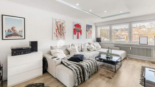 Wohnzimmer 1 - Helle Drei-Zimmer-Wohnung mit Wintergarten, Garage und durchdachter Raumaufteilung