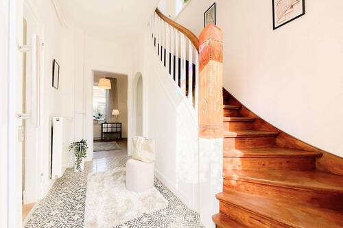 Treppenaufgang - Modernisiertes Einfamilienhaus in HH-Niendorf (sofort verfügbar!)