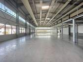 1. Halle - Moderner Fertigungsbetrieb mit Hallen und Bürokomplex