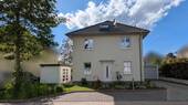 Frontalansicht mit Garage - Einfamilienhaus in natur- und stadtnaher Lage