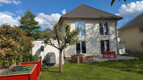 Gartensicht mit Terrasse - 5 Zimmer Einfamilienhaus zum Kaufen in Potsdam