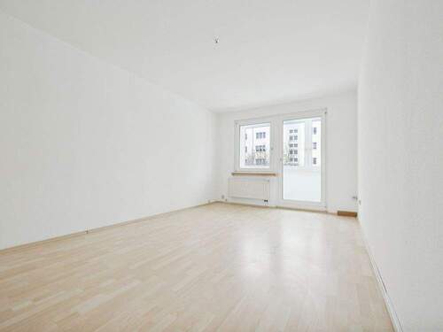 Wohnzimmer - +++Schöne 3-R-W in Neustadt (Sa) bietet sonnige Zimmer, Loggia & Waldnähe - Ihr Ort zum Ankommen!+++