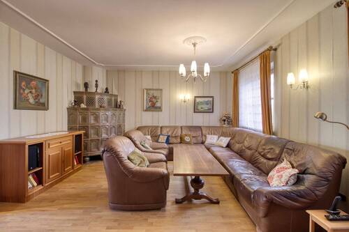 Wohnzimmer mit Kachelofen (Grundofen) - 