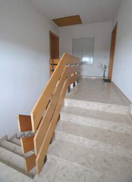 Gepflegter Hausflur - 3 Zimmer Etagenwohnung zur Miete in Windhagen