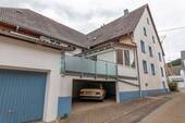 Seitenstraße mit Garage und Carport - 