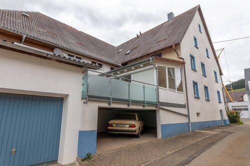 Seitenstraße mit Garage und Carport - 
