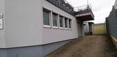 Gebäudeseitenansicht mit Eingang - Halle zur Miete in Großbettlingen