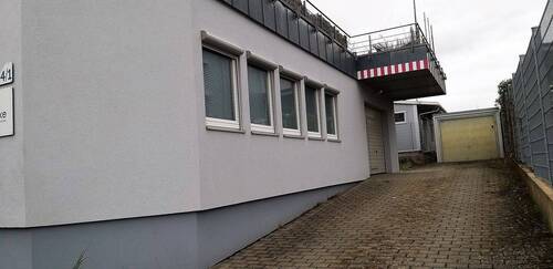 Gebäudeseitenansicht mit Eingang - Halle zur Miete in Großbettlingen