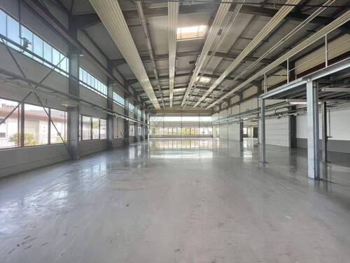 1. Halle - Moderner Fertigungsbetrieb mit Hallen und Bürokomplex