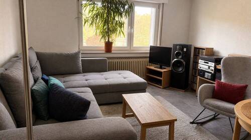 Wohnzimmer - Gepflegte 3,5-Zimmer-ETW, mit EBK, Garage & Top-Energiewert B, sehr gut verm.