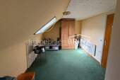 Dachgeschossraum mit kleinem Dachfenster - 