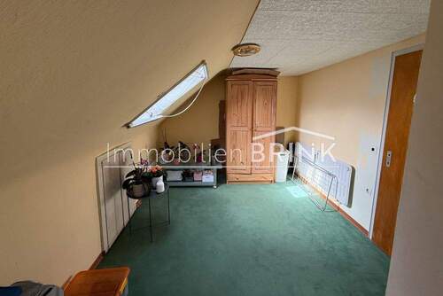 Dachgeschossraum mit kleinem Dachfenster - 