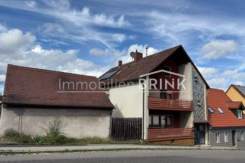 Haus Vorderansicht - Gemütliches Zweifamilienhaus zentral in Wilhermsdorf, drei Balkone und Terrasse mit Garten