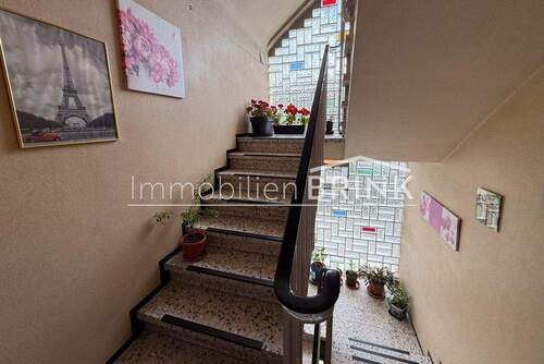 Hausflur - 6 Zimmer Mehrfamilienhaus, Wohnhaus zum Kaufen in Wilhermsdorf