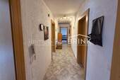 Wohnungsflur zu allen Räumen (OG) - 6 Zimmer Mehrfamilienhaus, Wohnhaus in Wilhermsdorf
