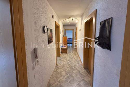 Wohnungsflur zu allen Räumen (OG) - 6 Zimmer Mehrfamilienhaus, Wohnhaus in Wilhermsdorf