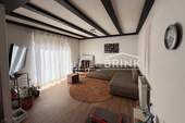 Wohnzimmer mit Zugang zum 1. Balkon (OG) - Mehrfamilienhaus, Wohnhaus mit 184,00 m² in Wilhermsdorf zum Kaufen