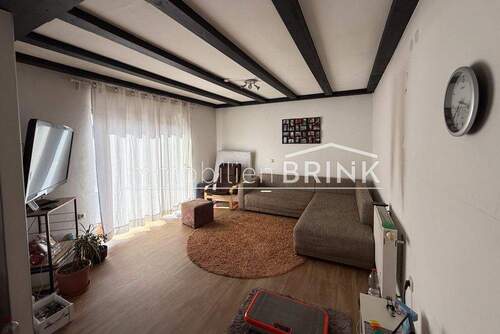 Wohnzimmer mit Zugang zum 1. Balkon (OG) - Mehrfamilienhaus, Wohnhaus mit 184,00 m² in Wilhermsdorf zum Kaufen