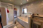 Tageslichtbad mit Dusche und Badewanne - 