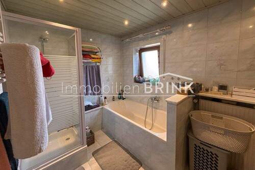 Tageslichtbad mit Dusche und Badewanne - 