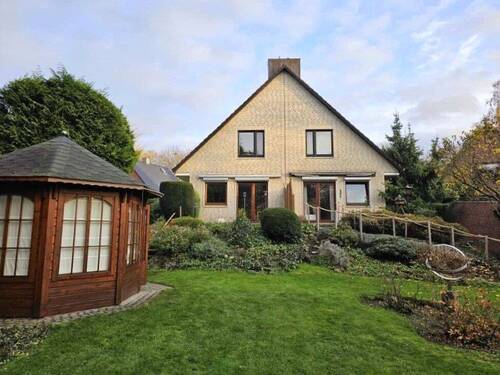 Rückansicht - Einfach schön! Moderne DHH mit tollem Garten