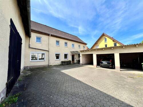 Hof und Carport - 7 Zimmer Mehrfamilienhaus, Wohnhaus in Oberhaid