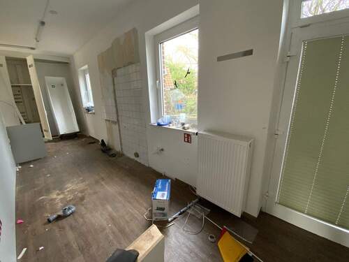 hinterer Ladenbereich mit Tür zum Hinterhof - 