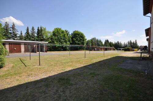 Blick auf die Garagen und den Hofbereich (Wäschetrockenplatz) - 