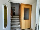 Hauseingang u. Treppenhaus - 