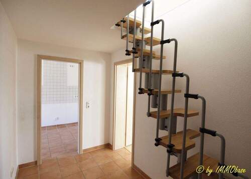 Flur mit Raumspartreppe - 